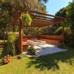 Fünf clevere Ideen, mit denen sich angenehmer Halbschatten im Garten schaffen lässt