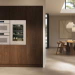 Eleganz trifft Belastbarkeit: Warum glänzende Oberflächen die Inneneinrichtung revolutionieren