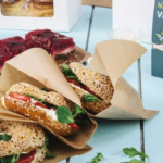 Papierverpackungen für Lebensmitteln an Tankstellen